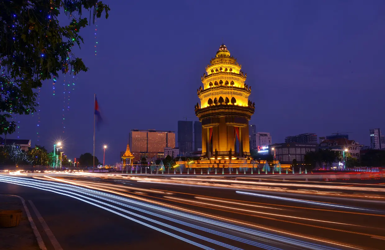 street and building in Phnom Penh, Cambodia- cheap places to travel from Singapore